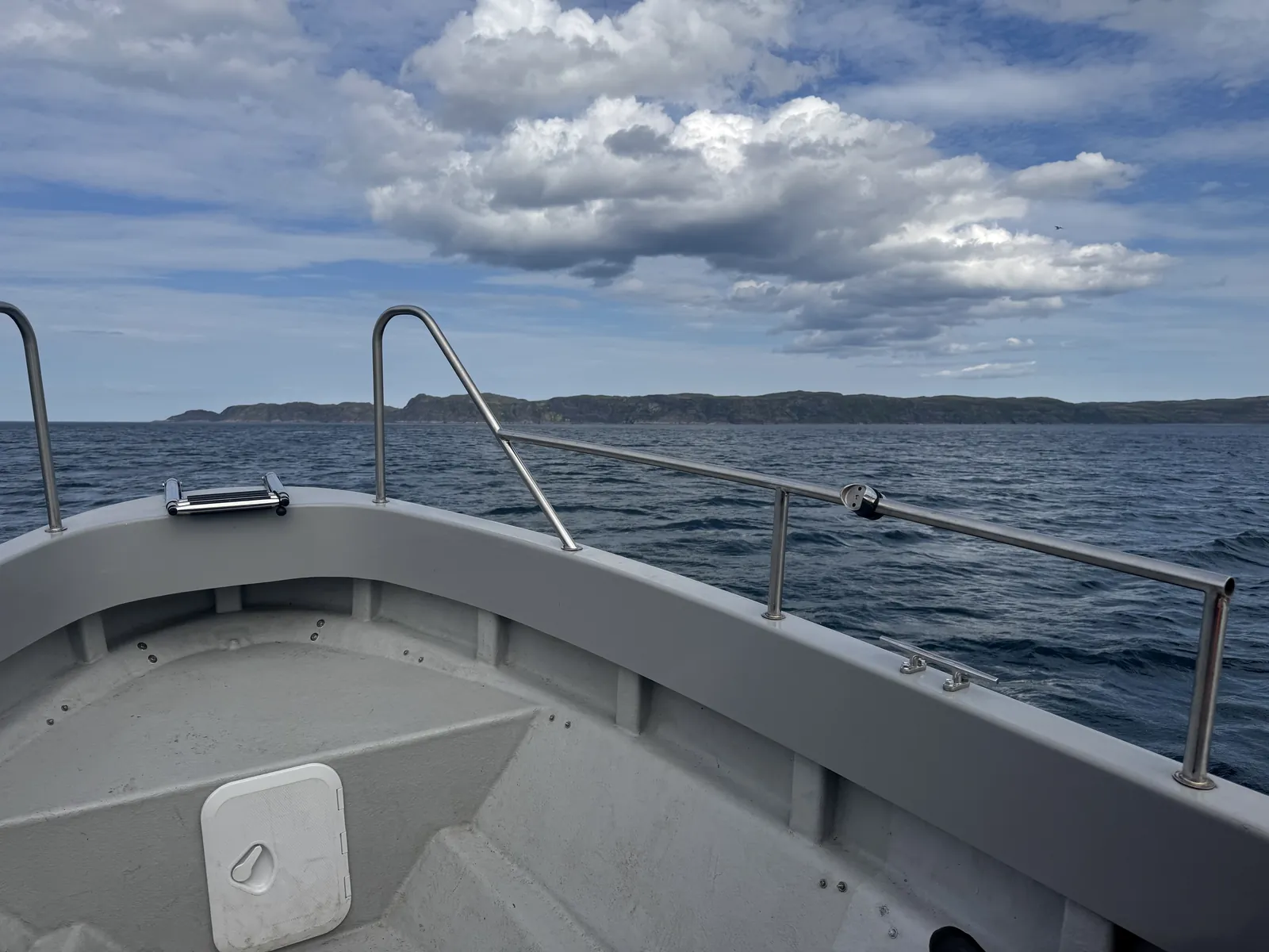 Нос катера и открытое море впереди