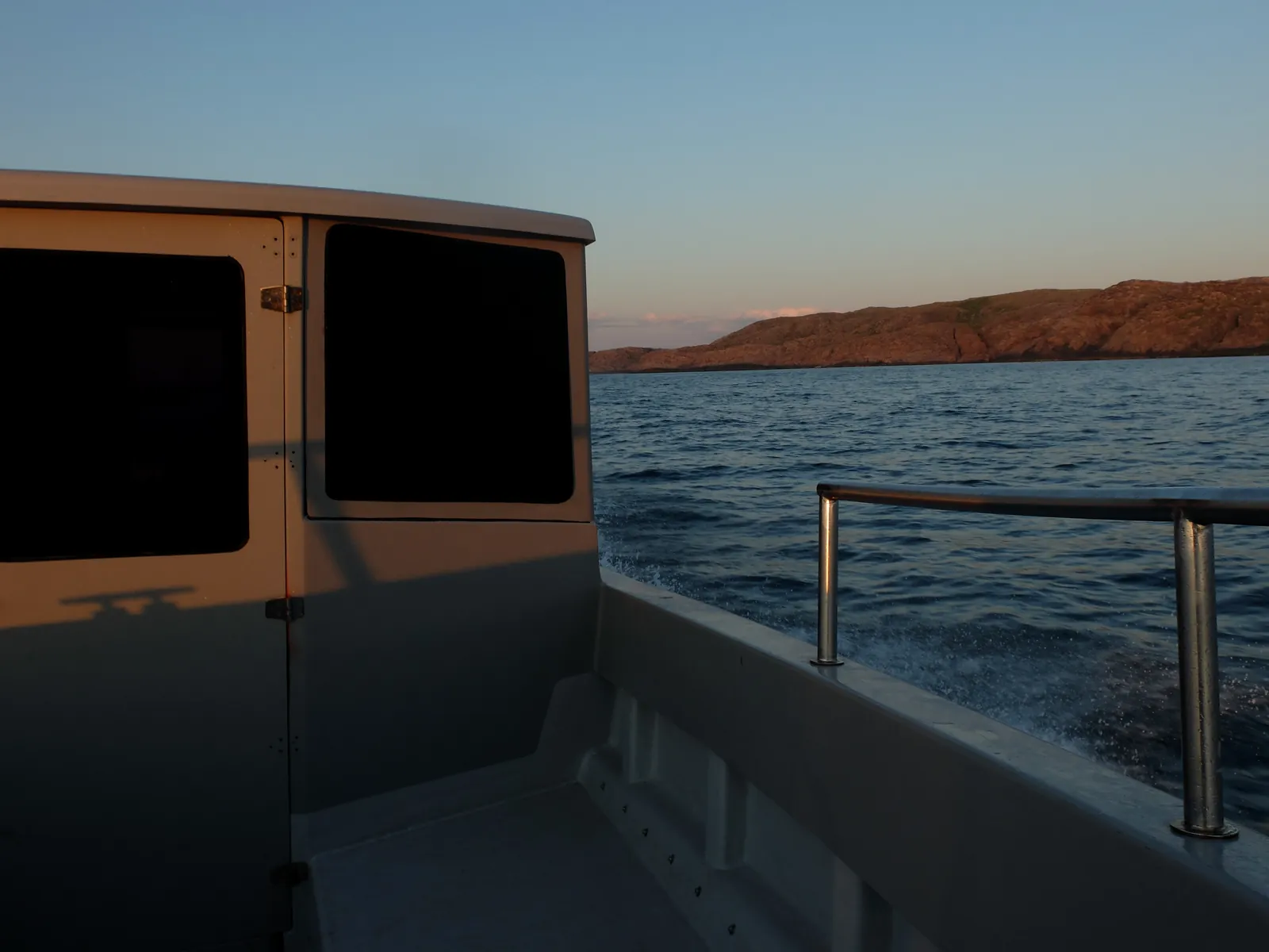 Палуба и рубка катера на выходе в море вечером
